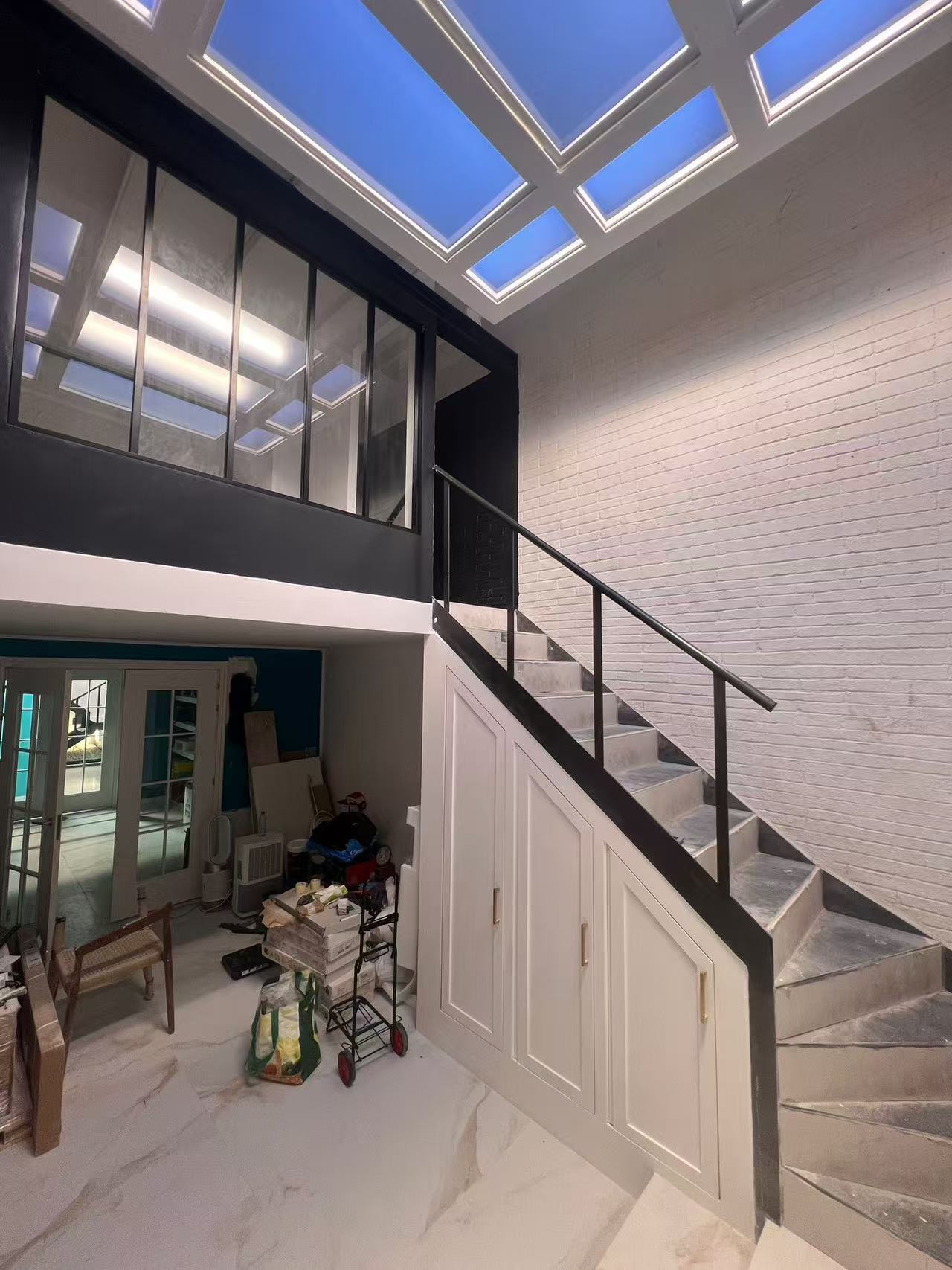 Últimos blogs de la empresa sobre Cómo las Luces Artificiales de Techo Transforman los Espacios Interiores sin Ventanas