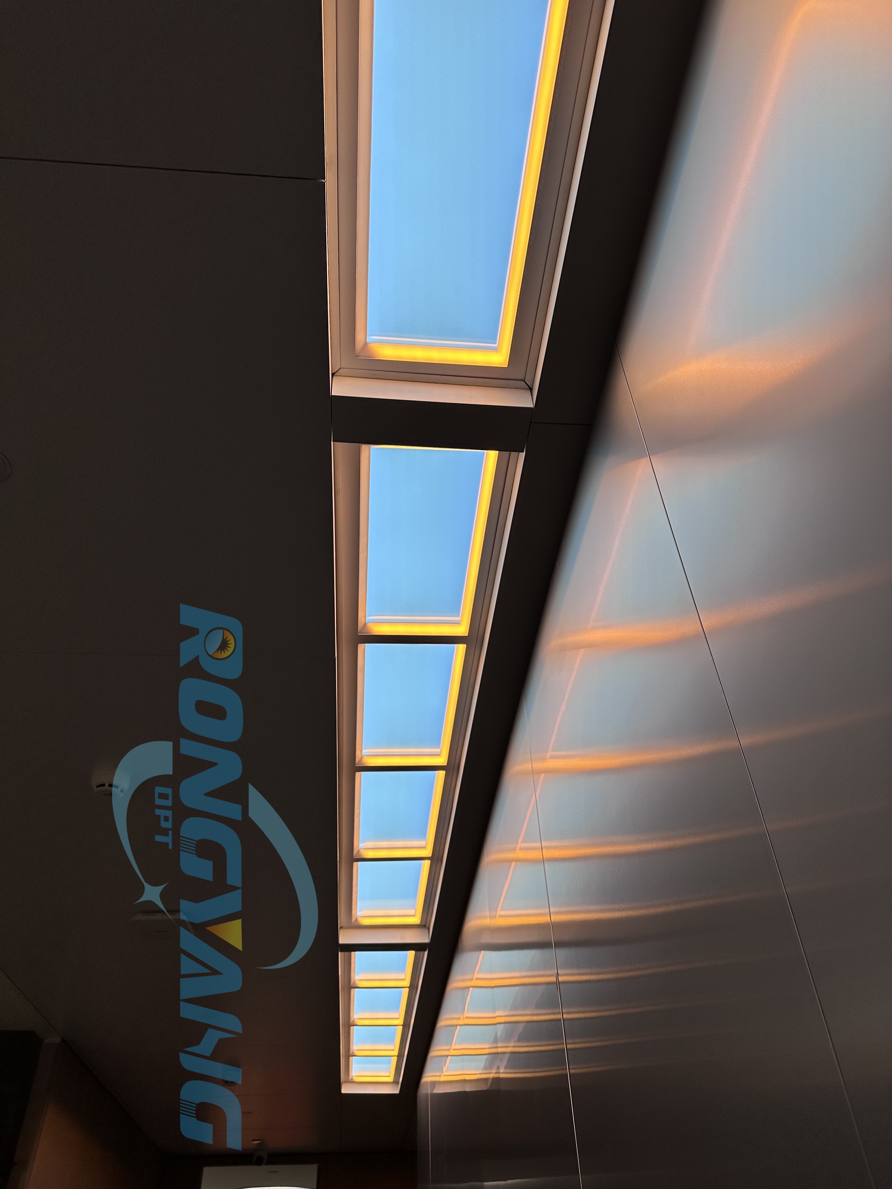Últimos blogs de la empresa sobre Cómo los tragaluces artificiales simulan la luz natural
