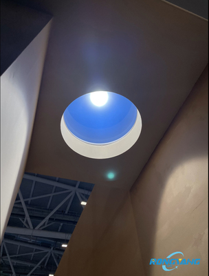 Una claraboya inteligente realista que utiliza la dispersión Rayleigh para imitar la luz del día, soportando aplicaciones y control por voz.