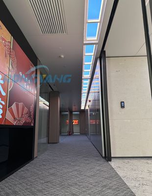 Panel de tragaluz falso que incorpora iluminación de ritmo circadiano, adecuado para espacios de trabajo y edificios públicos