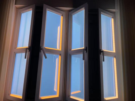 Lámpara de cielo abierto inteligente de 160W con más de 10000 lumens e integración multiprotocolo para espacios cerrados